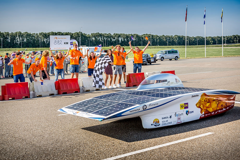 Nuon Solar Team zet stevig wereldrecord neer in race tegen de klok