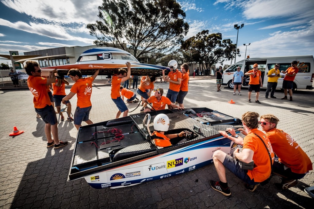 Photo: Jorrit Lousberg. Het Nuon Solar Team staat op het punt te vertrekken vanaf de laatste control stop, Port Augusta, tijdens de World Solar Challenge 2013.
